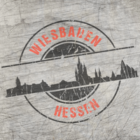 Die beeindruckende Skyline von Wiesbaden, umrahmt von einem kreativen Design, ideal für deine Projekte mit der "Skyline Wiesbaden" Plotterdatei von easy-sticks. Verwandle Materialien wie Holz oder Acryl in einzigartige Kunstwerke.