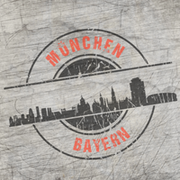 Stempel Skyline München Plotterdatei von easy-sticks: Eine stilvolle Grafik von Münchens Skyline auf einer grauen Holzoberfläche, ideal für kreative Projekte.