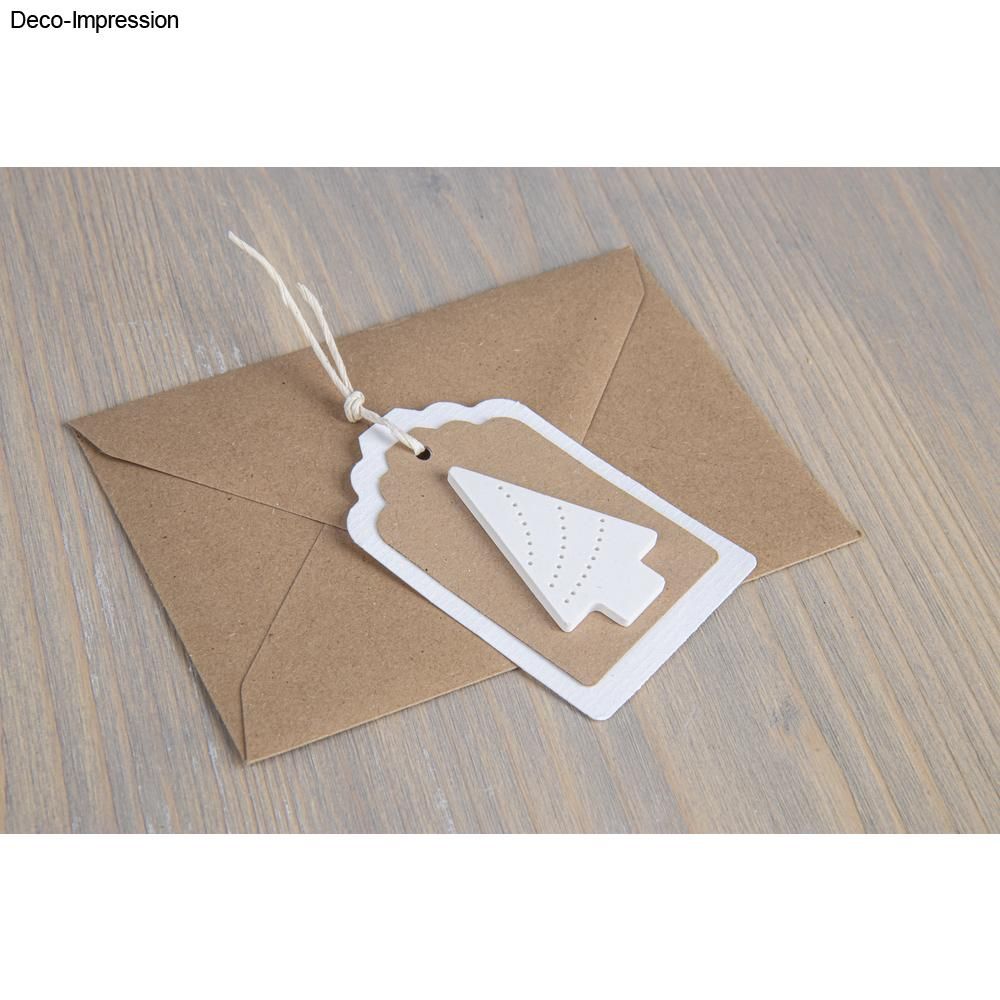 Eleganter Geschenkanhänger in Form eines Weihnachtsbaums, hergestellt mit der Silikon Gießform Mini-Dekoformen Xmas von easy-sticks, perfekt für festliche Botschaften.