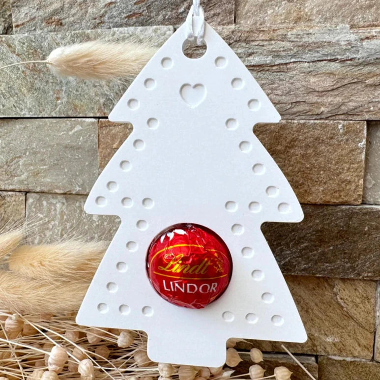 Tannenbaum als Schokoladenkugelhalter von easy-sticks, mit einer roten Lindor Schokoladenkugel, perfekt für festliche Dekoration.