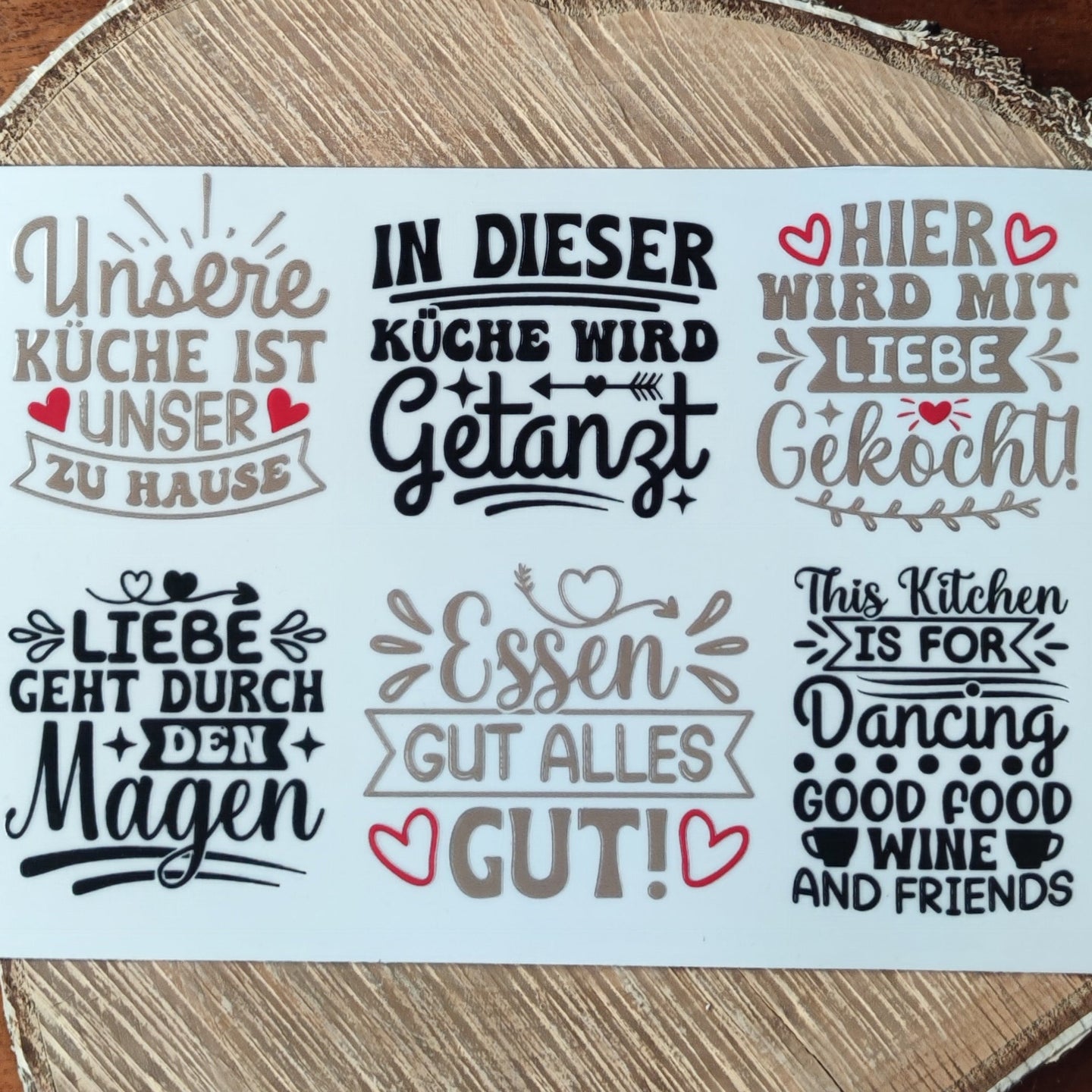 Küchen Sprüche Rub On von easy-sticks im A5 Format, präsentiert mit verschiedenen liebevollen und humorvollen Zitaten für die Küche, schön gestaltet und bereit zum Bekleben.