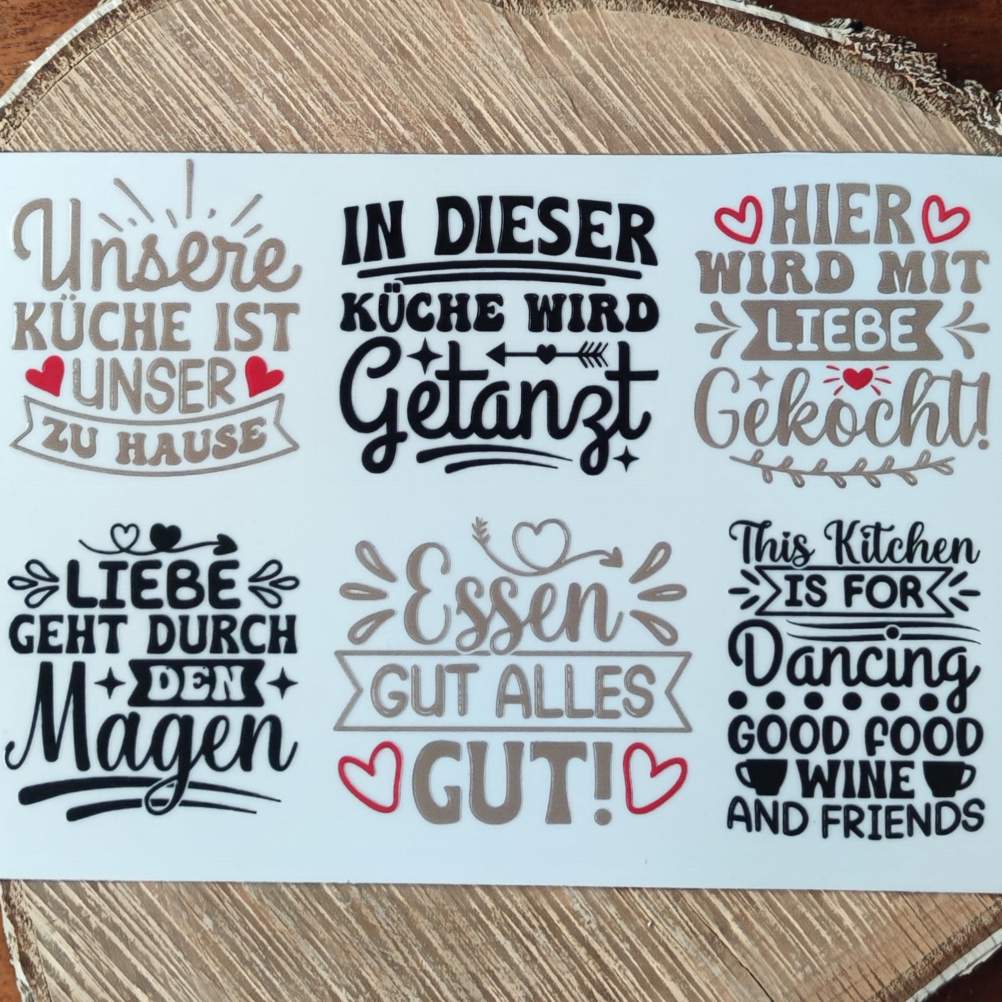 Küchen Sprüche Rub On von easy-sticks im A5 Format, präsentiert mit verschiedenen liebevollen und humorvollen Zitaten für die Küche, schön gestaltet und bereit zum Bekleben.