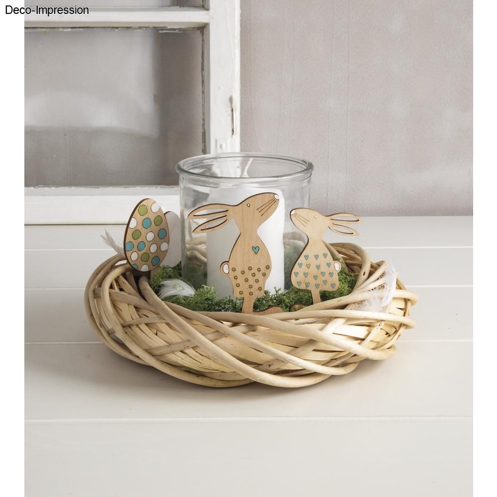 Weidenkranz geschält von easy-sticks - stilvolle Deko-Arrangement mit Naturkranz, Kerze und österlichen Holzdekoren, ideal für festliche Anlässe und kreative Tischdekoration.
