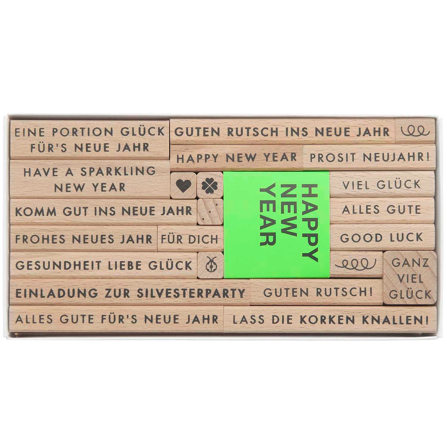 Stempelset Happy New Year FSC 100% von easy-sticks, bestehend aus 23 Holzstempeln mit verschiedenen Neujahrsbotschaften wie 'Happy New Year', 'Viel Glück' und 'Guten Rutsch!', ideal für kreative Bastelprojekte und Neujahrsgrüße.