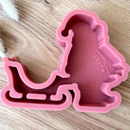 Unsere Silikonform "Weihnachtsmann mit Schlitten" von easy-sticks, detailreiche Form aus Silikon zur kreativen Gestaltung von Weihnachtsgeschenken.