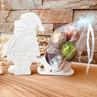 Weihnachtsmann mit Schlitten Silikonform von easy-sticks, hergestellt aus hochwertigem Material, dekorativ mit bunten Schokoladenkugeln und Feiertagsstimmung.