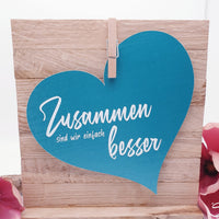 Farbenfrohes Dekorationsdesign mit der Plotterdatei 'Zusammen sind wir einfach besser' von easy-sticks, präsentiert auf einem herzförmigen Schild in einem lebendigen Blauton.