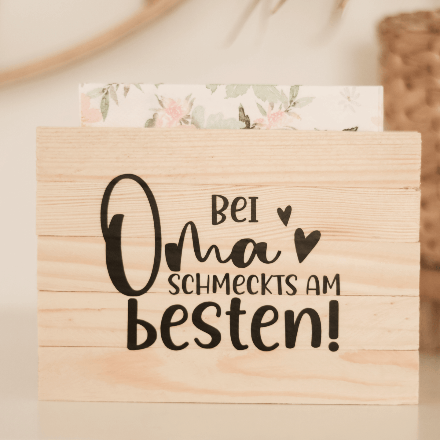 Serviettenhalter aus Holz mit dem Schriftzug 'Bei Oma schmeckts am besten!' von easy-sticks im Bundle: 3 Plotterdateien für Serviettenhalter - Bei Oma/Opa Schmeckt's Am Besten, Guten Appetit.