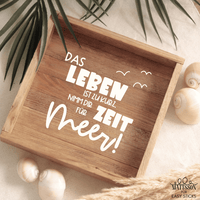 Holztablett mit dem Spruch "Das Leben ist zu kurz, nimm dir Zeit für Meer!" und maritimem Design, erstellt von easy-sticks, passend zu maritimen Plotter- und Laserdateien.