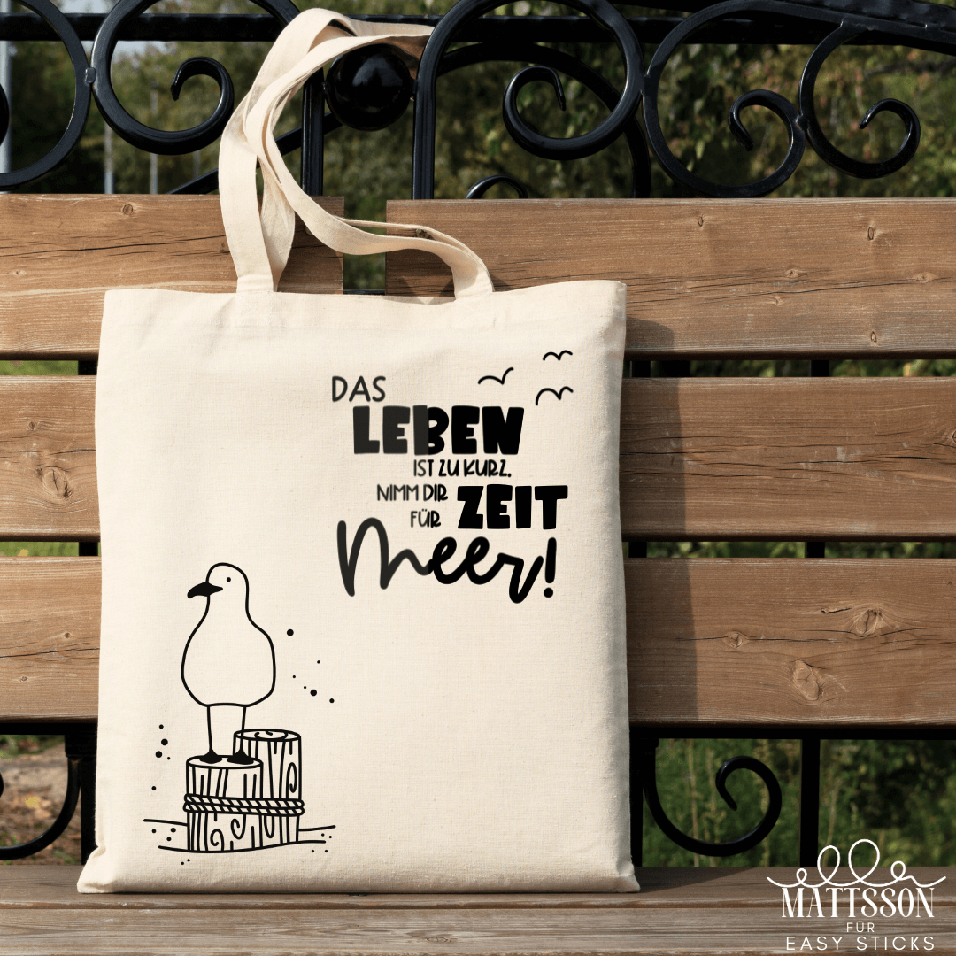 Stofftasche mit maritimen Motiv und Spruch "Das Leben ist zu kurz, nimm dir Zeit für Meer!", entworfen von easy-sticks, passend zu maritimen Plotter- und Laserdateien.