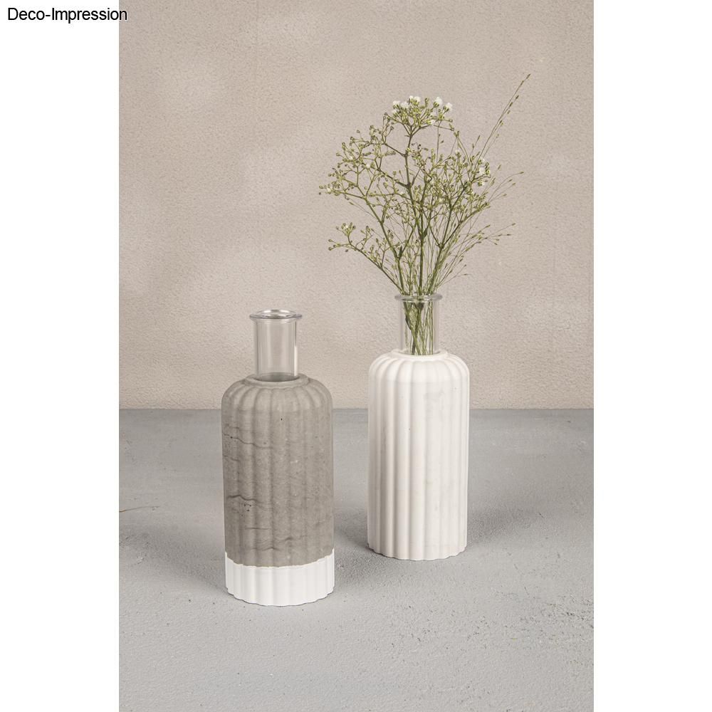 Stilvolles Wohnaccessoire von Easy-Sticks - Silikonform 'Vase geriffelt' mit einem modernen, geriffelten Design in Beton und Weiß, ideal als Vase oder Kerzenhalter, präsentiert mit zarten Blumen.