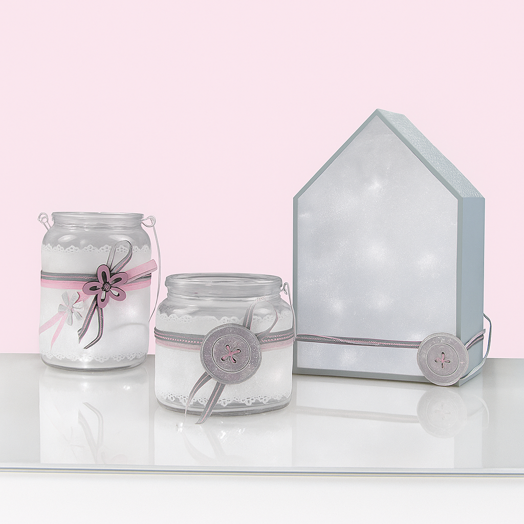 Dekorative Laternen und Gläser hergestellt mit der 3D-Glimmereffekt-Folie von easy-sticks, die ein sanftes Lichtspiel und eine charmante Atmosphäre schaffen.