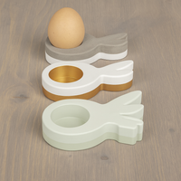 Drei bunte Eierbecher in Form von Hasen, hergestellt mit der Silikonform "Glückliches Ei" von Easy-Sticks, perfekt für kreatives Osterdekor.