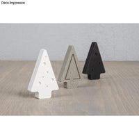 Drei dekorative Weihnachtsbaum-Anhänger in verschiedenen Farben, eine kreative Verwendung der Silikon Gießform Mini-Dekoformen Xmas von easy-sticks.