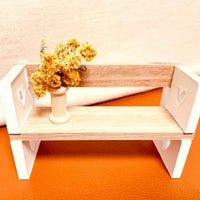 Kreative Miniatur-Herzbank aus Holz mit Trockenblumen, ideal für Dekoration, gefertigt von easy-sticks, passend zur Silikon-Gießform 'Herzsitzbank mit Lehne'.