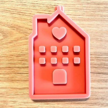 Eine hochwertige Silikonform von Easy-Sticks in Form eines Hauses mit Herz, ideal zum Gießen von Kerzen oder anderen kreativen Projekten. Perfekt für DIY-Enthusiasten.