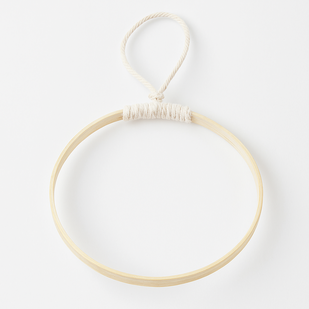 Holzring mit Kordel zum Aufhängen, perfekt für kreative Bastelprojekte von Easy-Sticks.