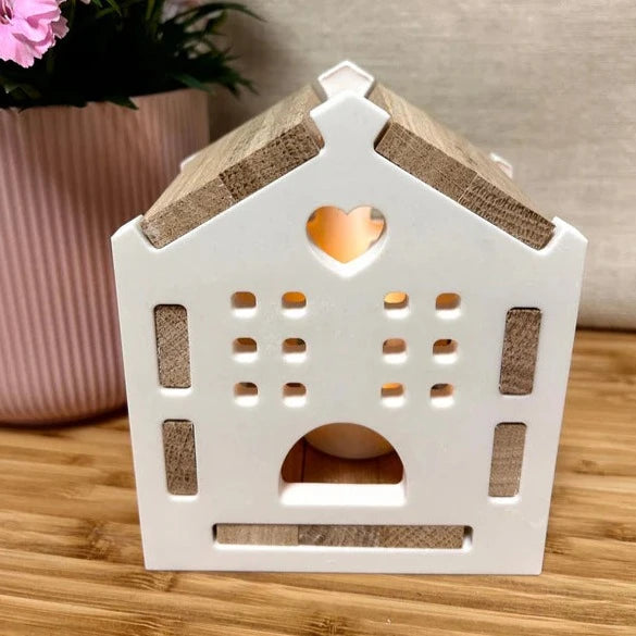 Charmantes Lichthaus aus der Easy-Sticks Silikonform "Haus mit Herz", aus hochwertigem Silikon gefertigt, ideal für kreative Bastelprojekte.