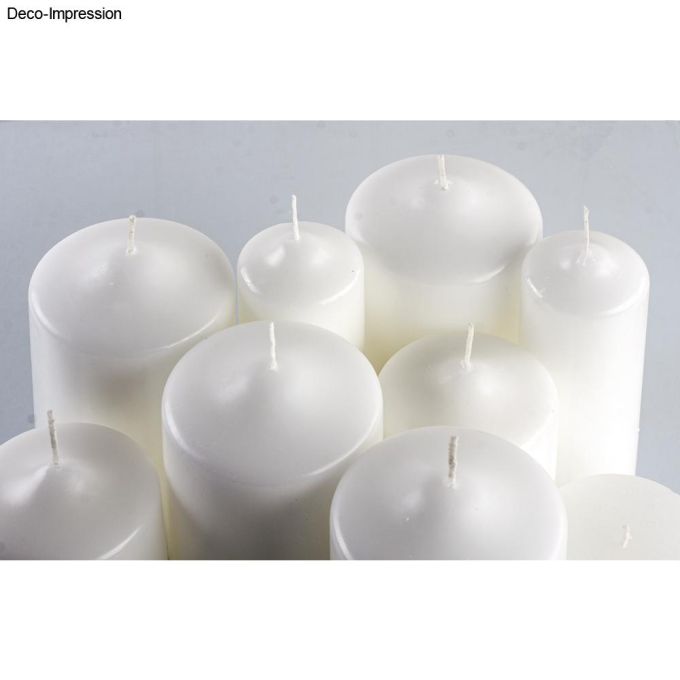 Wachslinsen Dose 1500g, weiß von easy-sticks: Künstlerisch angeordnete weiße Kerzen in verschiedenen Größen, die aus Wachslinsen selbst gegossen wurden, zeigen die Vielseitigkeit der Wachslinsen.