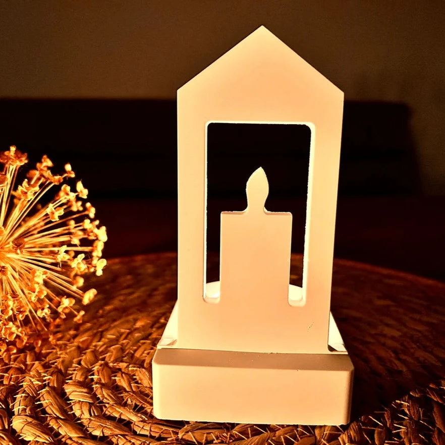 Moderne Silikonform Einschieber - Kerze von Easy-Sticks, zeigt die Teelichthalter-Form in einer gemütlichen Umgebung mit warmem Licht und dekorativen Akzenten.