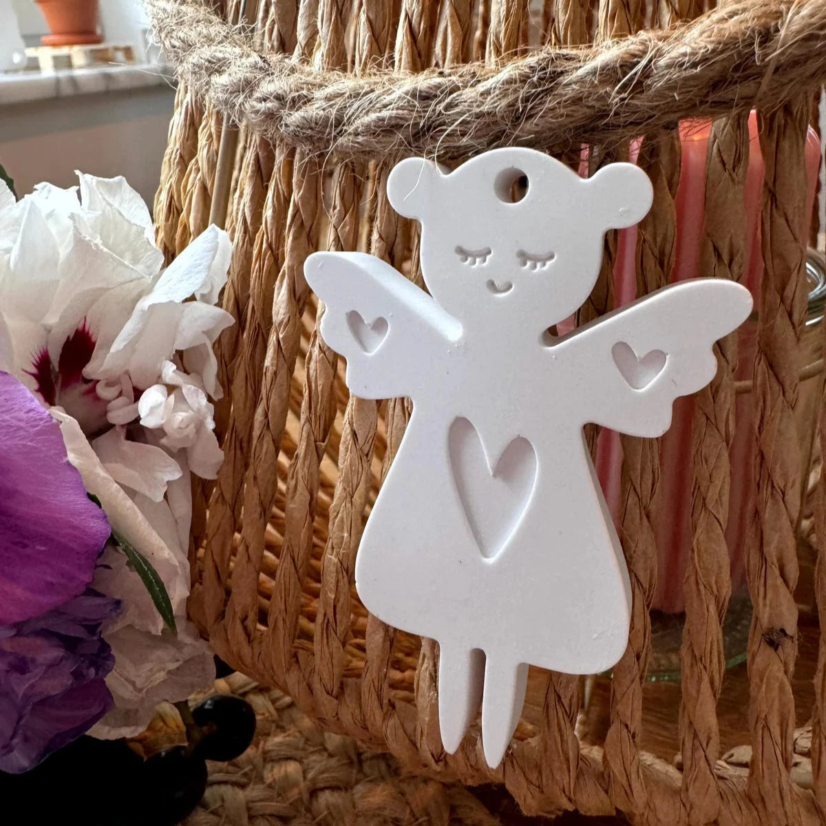 Niedlicher Engel von Easy-Sticks, hängend und dekorativ. Ideal für festliche Anlässe oder als besondere Geschenkidee, perfekt kombiniert mit Blumenarrangements.
