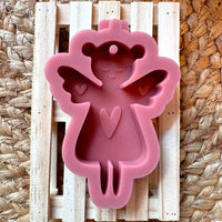 Niedlicher Engel aus hochwertigem Silikon von Easy-Sticks, ideal für kreative Gießprojekte. Silikonform zur Herstellung dekorativer Engel mit Herzen.