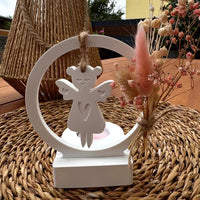 Weißer hängender Engel von Easy-Sticks als stilvolle Dekoration. Perfekt für festliche Anlässe oder als liebevolles Geschenk. Engel mit Herzmotiv in einem dekorativen Halter.