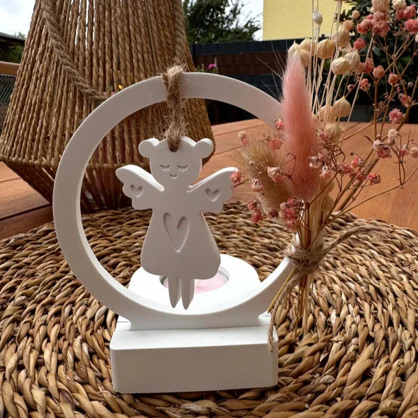 Weißer hängender Engel von Easy-Sticks als stilvolle Dekoration. Perfekt für festliche Anlässe oder als liebevolles Geschenk. Engel mit Herzmotiv in einem dekorativen Halter.