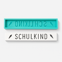 Einfache Silikonform von Easy-Sticks mit dem Schriftzug 'SCHULKIND' für kreative Einschulungsdekoration.