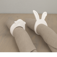 Elegant gestaltete Serviettenringe und Teelichthalter, inspiriert von der Silikonform 'Glückliches Ei' von Easy-Sticks, dekoriert für festliche Anlässe.