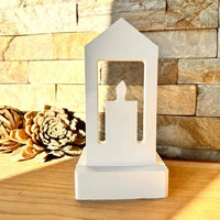 Schöne Silikonform Einschieber - Kerze von Easy-Sticks, zeigt eine stilvolle Teelichthalter-Form in einem hellen Raum, umgeben von Holzdekoration.