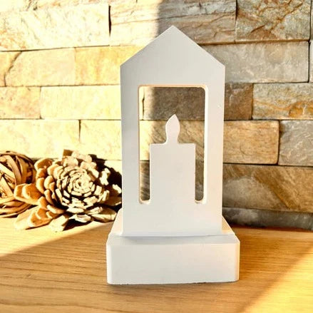 Schöne Silikonform Einschieber - Kerze von Easy-Sticks, zeigt eine stilvolle Teelichthalter-Form in einem hellen Raum, umgeben von Holzdekoration.