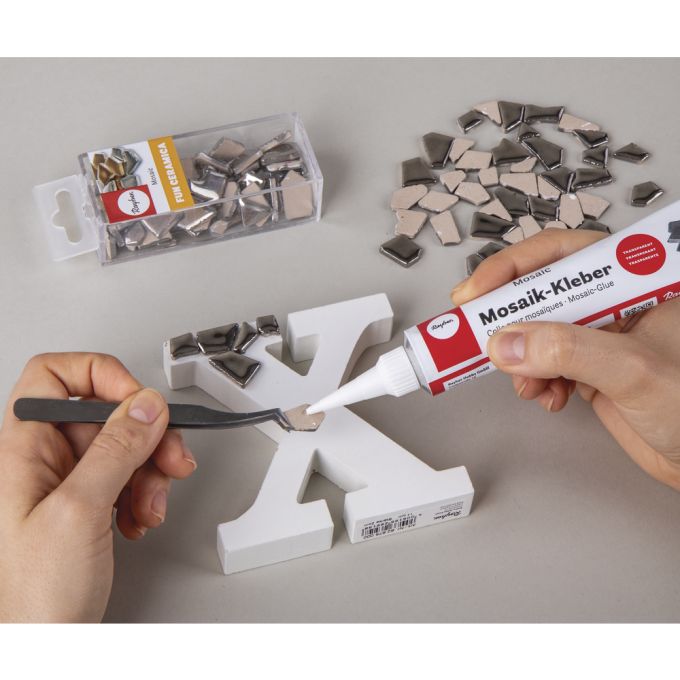 Anwendung von Mosaik-Kleber von Easy-Sticks, 80 ml, beim Basteln mit Mosaiksteinen auf einem weißen Buchstaben.