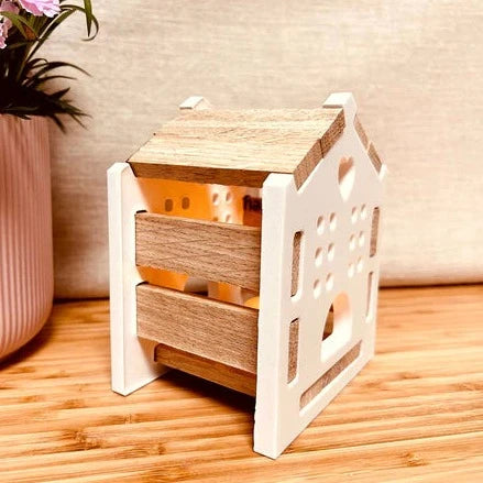 Dekoratives Lichthaus aus der Easy-Sticks Silikonform 'Haus mit Herz', aus hochwertigem Silikon gefertigt, ideal für kreative Projekte.