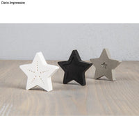 Drei stylische Stern-Anhänger in Schwarz, Weiß und Grau, künstlerisch gestaltet mit der Silikon Gießform Mini-Dekoformen Xmas von easy-sticks, ideal für kreative Dekorationen.