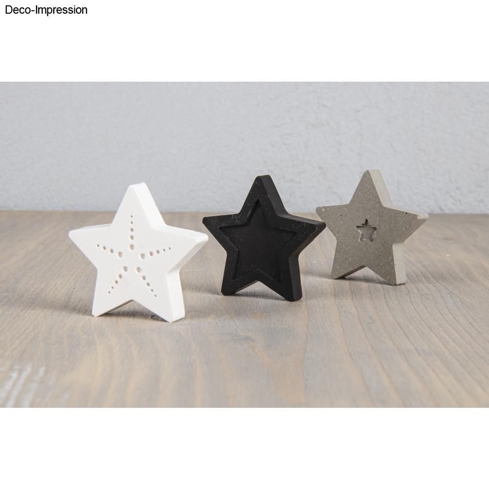 Drei stylische Stern-Anhänger in Schwarz, Weiß und Grau, künstlerisch gestaltet mit der Silikon Gießform Mini-Dekoformen Xmas von easy-sticks, ideal für kreative Dekorationen.