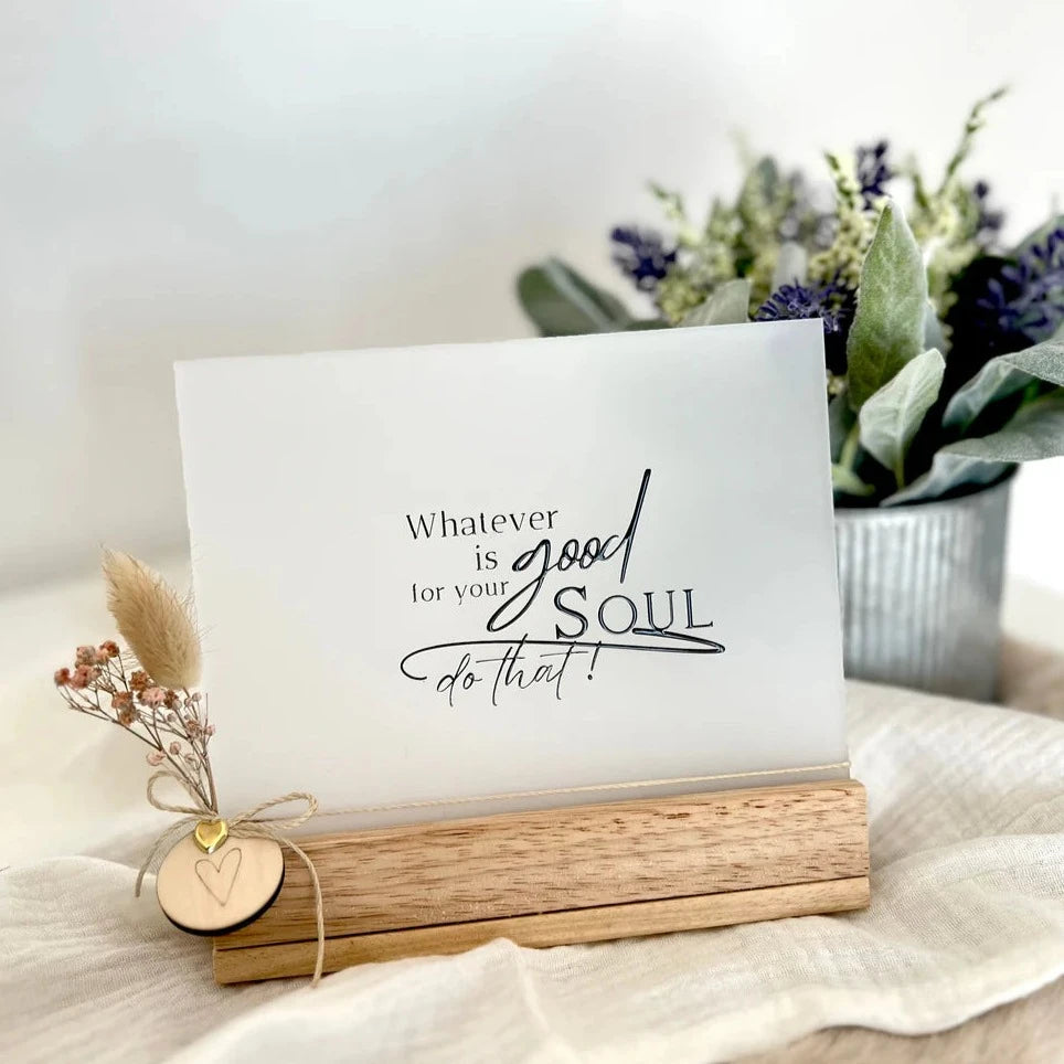 Inspirierende Karte mit dem Spruch: "Whatever is good for your soul, do that!" auf einem eleganten Holzständer, umgeben von grünen Pflanzen, von easy-sticks, Rub on UV Sticker randlos bunter Mix 1 x A5.