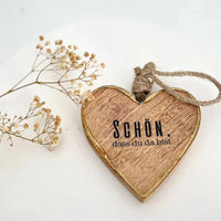 Rustikaler Holzhänger in Herzform mit der Aufschrift 'SCHÖN, dass du da bist', dekoriert mit getrockneten Blumen, von easy-sticks, Teil der Rub on UV Sticker - randlos Winter A5 Kollektion.