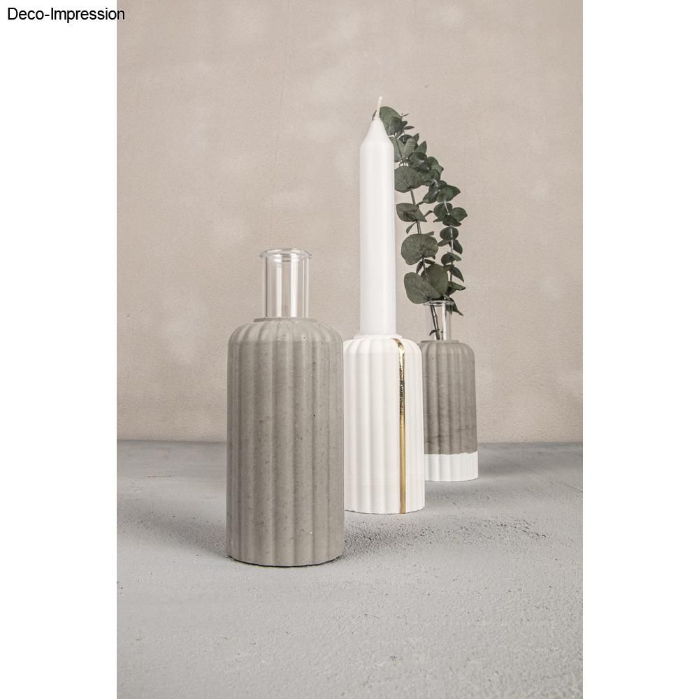 Designbeispiel der Silikonform "Vase geriffelt" von Easy-Sticks, präsentiert mehrere stilvolle Vasen aus Kreativ-Beton und einer dekorativen Pflanze.