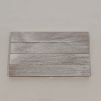 Behandelte Holzoberfläche in einem sanften Weiß-Grauton, veredelt mit Easy-Sticks Color Holzlasur Weiß Transparent, ideal für stilvolle Innenräume.