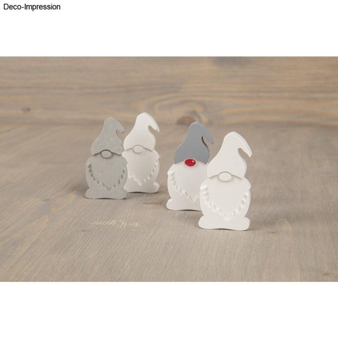 Dekorative Weihnachtswichtel aus der Silikon Gießform Wichtel von easy-sticks, präsentiert in verschiedenen Farben auf einem rustikalen Tisch.