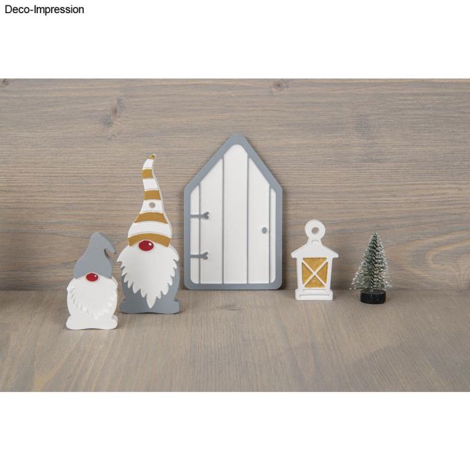 Frohe Weihnachtsdeko mit Silikon Gießform Wichtel von easy-sticks, zeigt festliche Holzfiguren, darunter Wichtel, Laterne und Tür auf einem rustikalen Tisch.