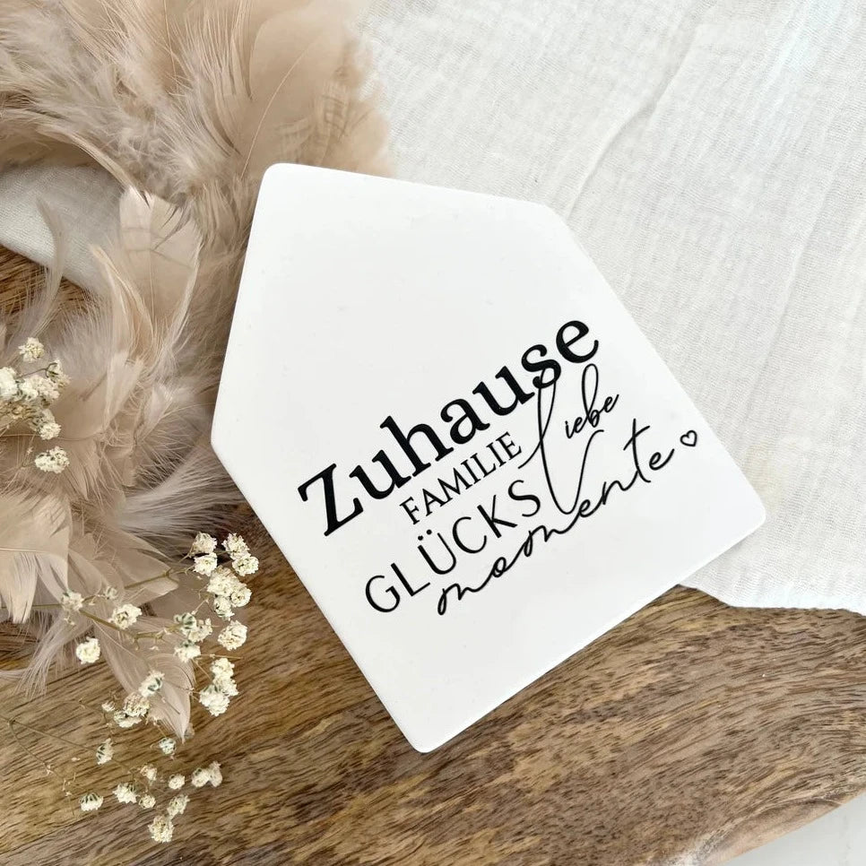 Kreatives Motiv des RUB ON UV-Sticker 'Randlos' von easy-sticks, mit dem Schriftzug 'Zuhause Familie Glücksmomente' auf einem dekorativen Hintergrund, ideal für individuelle Projekte.