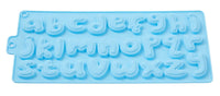 Buchstaben Silikonform von Easy-Sticks, ideal zum Kreieren von kreativen Leckereien und Dekorationen in verschiedenen Anlässen. Die Form zeigt eine Vielzahl von Buchstaben, die zwischen 3 und 5 cm groß sind und aus flexiblem, lebensmittelechtem Silikon bestehen.