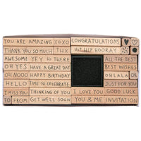 XL-Stempelset Grusskarten Stempel von easy-sticks mit 32 handgeschriebenen Sprüchen auf Holzblöcken, ideal für kreative Projekte und Grußkarten.