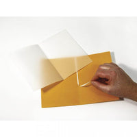 Anwendung von Rayher Spezial-Doppelklebeband Transparent zum Befestigen einer transparenten Folie auf gelbem Papier, ideal für kreative Bastelideen von Easy-Sticks.