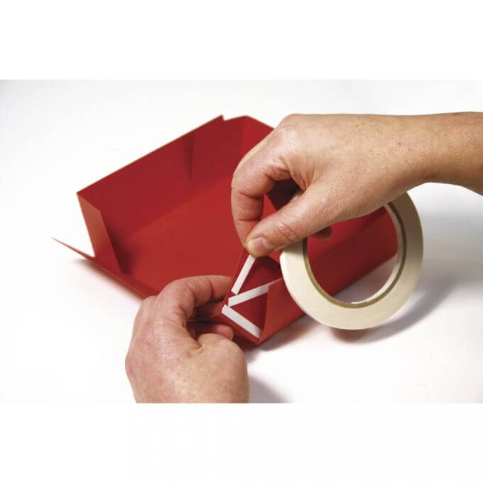 Hände verwenden Rayher Spezial-Doppelklebeband Transparent beim Basteln eines roten Kartons, perfekt für DIY-Projekte von Easy-Sticks.