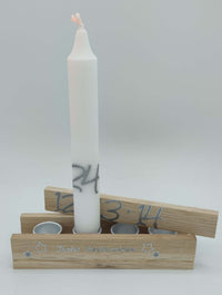 Weihnachtlicher Dekorationsgegenstand von easy-sticks, zeigt eine Kerze mit den Zahlen 1 bis 24 und einem Holzständer, ideal für die festliche Adventszeit.