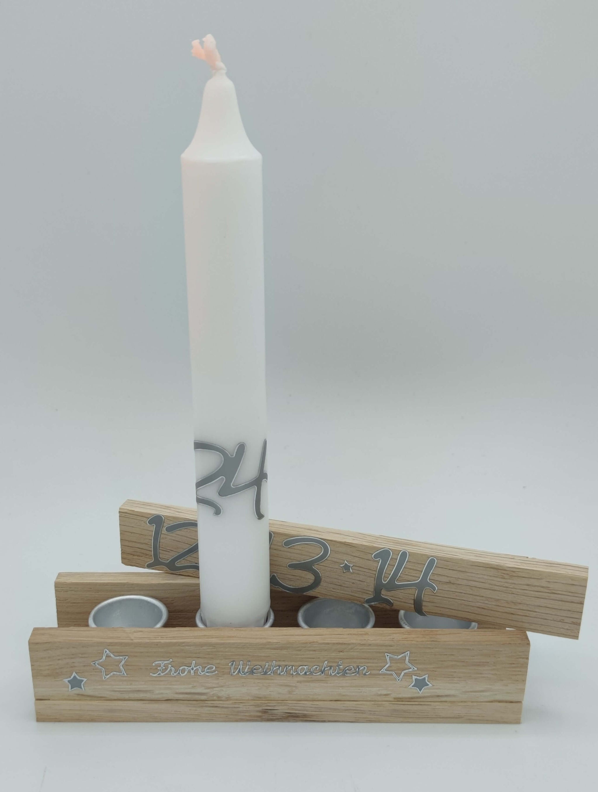 Weihnachtlicher Dekorationsgegenstand von easy-sticks, zeigt eine Kerze mit den Zahlen 1 bis 24 und einem Holzständer, ideal für die festliche Adventszeit.