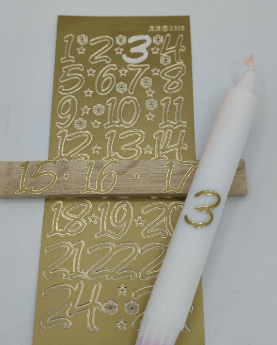 Goldene Adventszahlen Sticker von easy-sticks mit der Zahl 3, ideal zur Dekoration von Kerzen und Adventskalendern, hochglänzend und festlich.